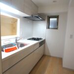 システムキッチン・3口コンロ・浄水器・窓(キッチン)