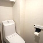 トイレ：温水洗浄便座・吊戸棚