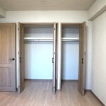 収納豊富なクローゼット(風呂)