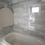 明るく清潔感のあるバスルーム(風呂)