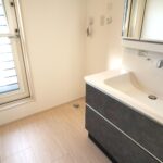 ハンドシャワー水栓、洗面スペースにはサービスバルコニー付